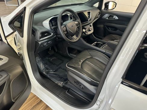 Certified 2025 Chrysler Pacifica Limited image 9