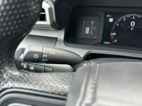 Used 2025 Toyota Tacoma SR AWD/4WD image 24