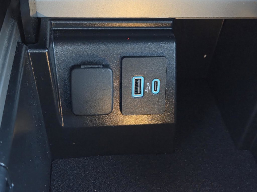 Used 2023 Ford Explorer XLT w/ Equipment Group 202A RWD image 27