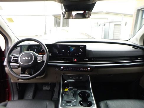 Used 2025 Kia Carnival image 12