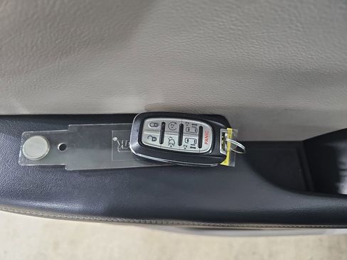 Used 2023 Chrysler Pacifica Touring-L FWD image 41