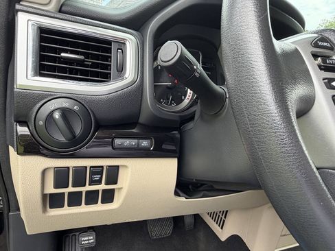 Used 2018 Nissan Titan SV AWD/4WD image 23