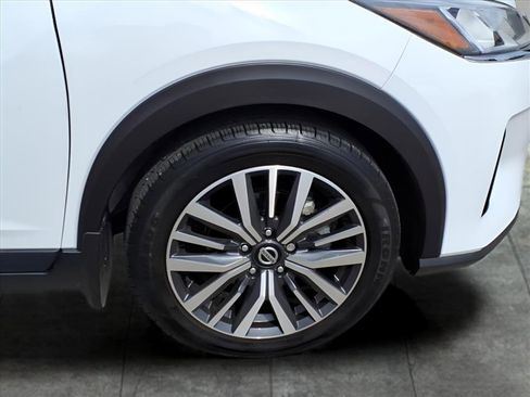 Used 2021 Nissan Kicks SV image 9