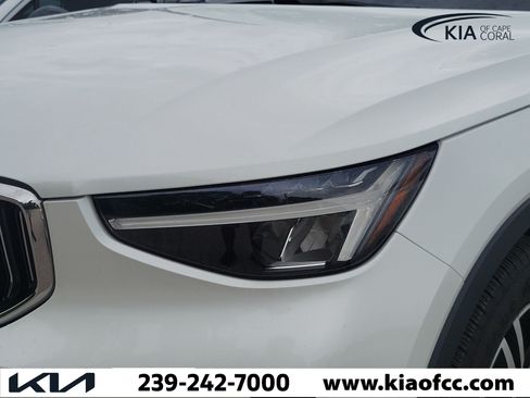 Used 2023 Volvo XC40 B5 Plus AWD/4WD image 6