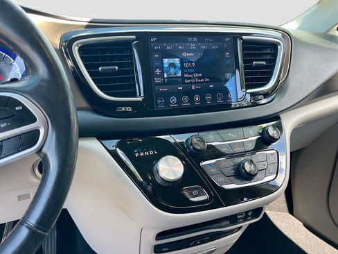 Used 2018 Chrysler Pacifica Touring-L Plus FWD image 15