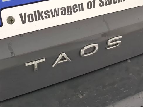 Used 2023 Volkswagen Taos SE w/ Panoramic Sunroof Package image 11