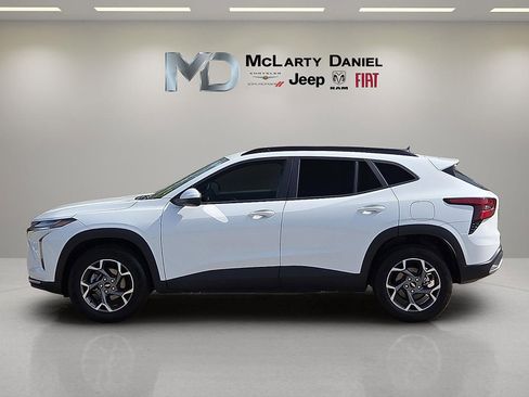 Used 2025 Chevrolet Trax LT FWD image 3
