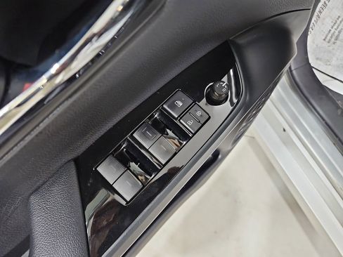 Used 2019 Toyota Prius XLE w/ Premium Convenience Package image 11