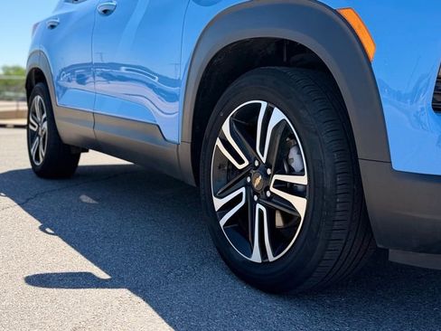 Used 2024 Chevrolet TrailBlazer LT w/ LT Cold Weather Package FWD image 2