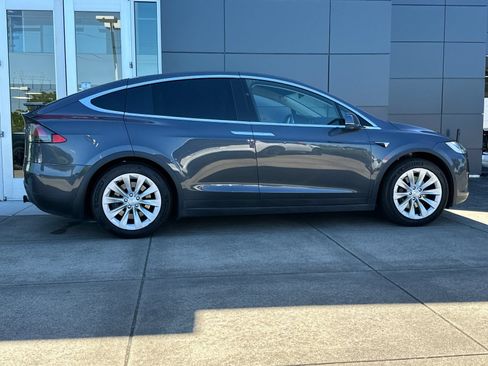 Used 2018 Tesla Model X 75D AWD/4WD image 2