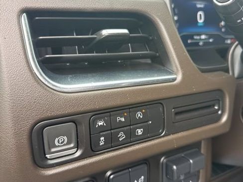 Used 2023 Chevrolet Tahoe Z71 w/ Luxury Package AWD/4WD image 19