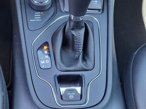 Used 2019 Jeep Cherokee Latitude Plus w/ Comfort/Convenience Group AWD/4WD image 21