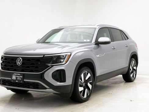 Used 2025 Volkswagen Atlas Cross Sport SE AWD/4WD image 2