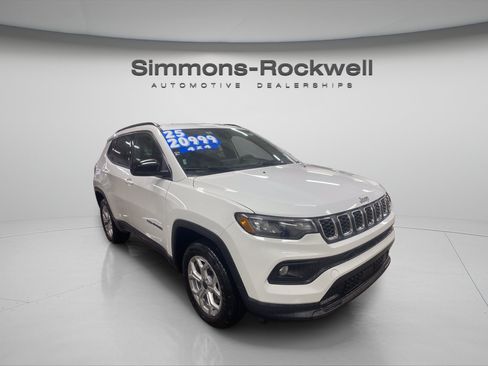 Used 2025 Jeep Compass Latitude AWD/4WD image 7
