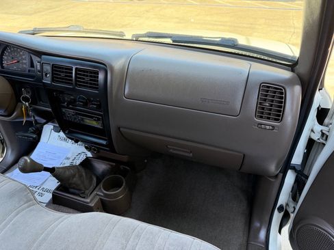 Used 1998 Toyota Tacoma 2WD Regular Cab w/ Value Edition Plus Pkg image 18