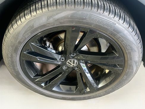 Used 2023 Volkswagen Tiguan SE R-Line FWD image 11