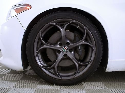 Used 2017 Alfa Romeo Giulia Ti w/ TI 19" Sport Package RWD image 11