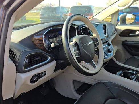 Certified 2021 Chrysler Pacifica Limited image 10