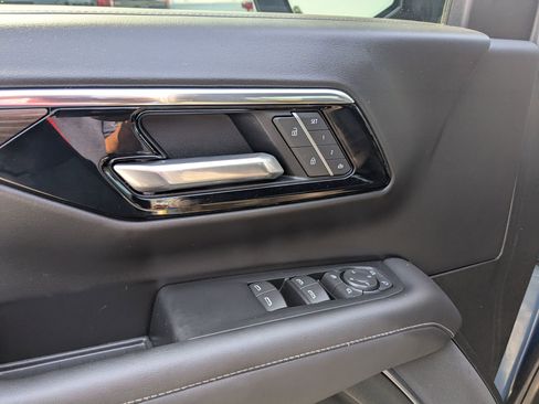 Used 2025 Chevrolet Suburban LT w/ Comfort Package image 12