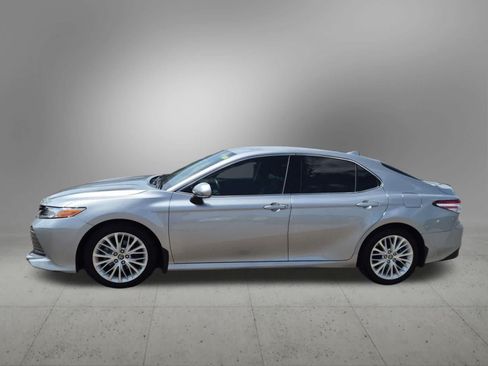 Used 2020 Toyota Camry XLE FWD image 3