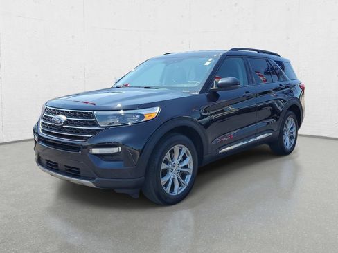 Used 2024 Ford Explorer XLT w/ Equipment Group 202A AWD/4WD image 4