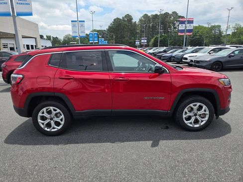 Used 2025 Jeep Compass Latitude w/ Sun & Sound Group AWD/4WD image 4