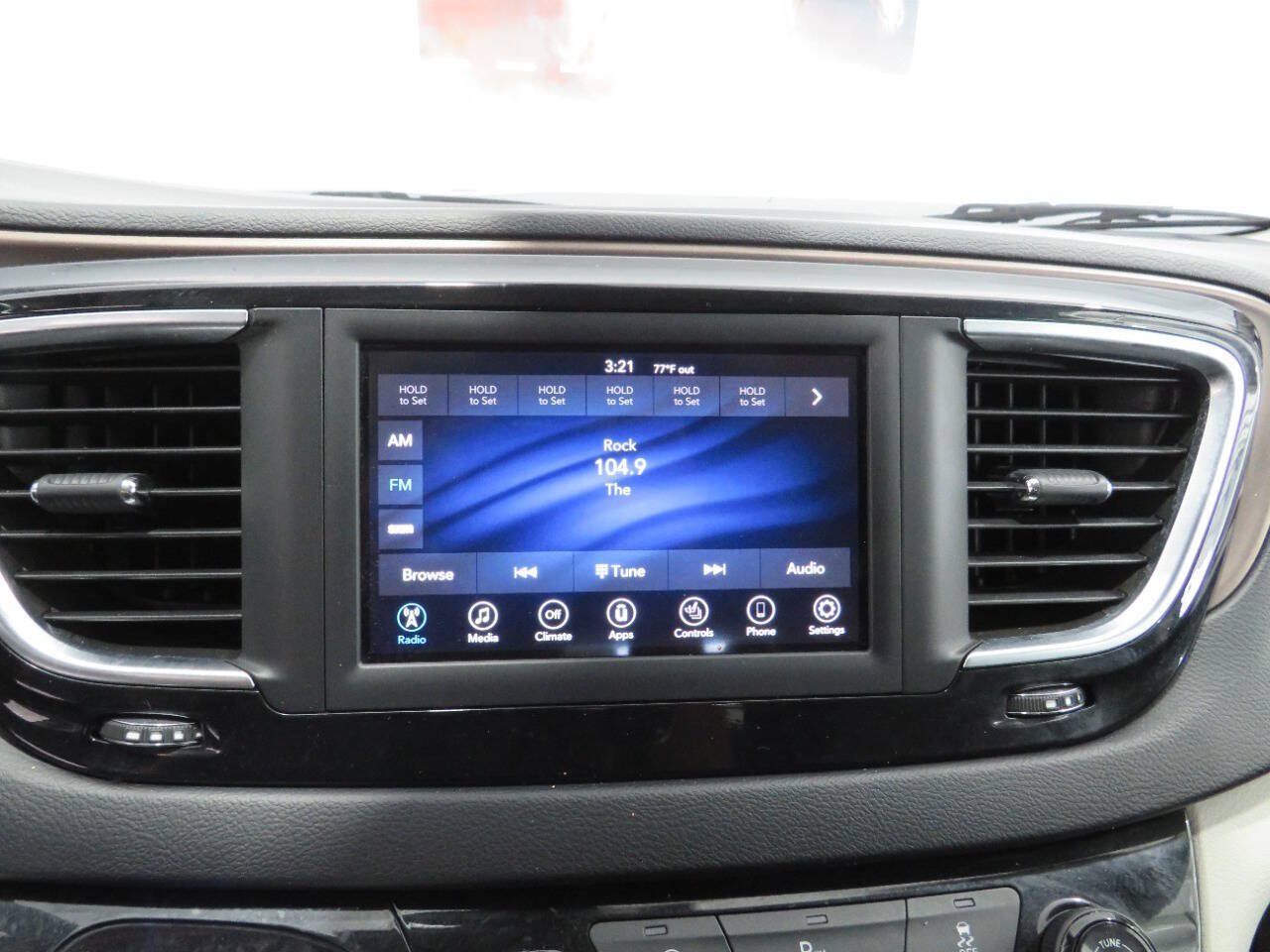 Used 2019 Chrysler Pacifica Touring-L FWD image 21