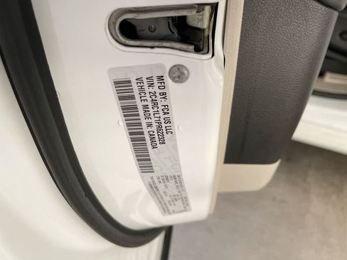 Used 2023 Chrysler Pacifica Touring-L FWD image 27
