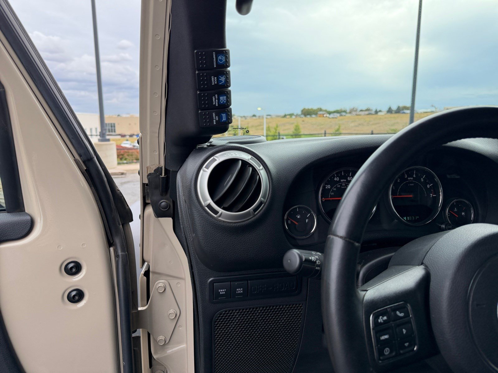 Used 2016 Jeep Wrangler Unlimited Rubicon w/ Connectivity Group AWD/4WD image 11