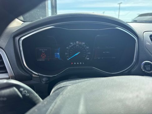 Used 2017 Ford Fusion SE w/ Fusion SE Technology Package FWD image 4
