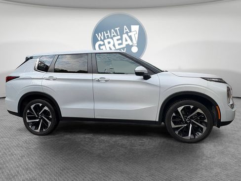 Used 2024 Mitsubishi Outlander SE AWD/4WD image 2