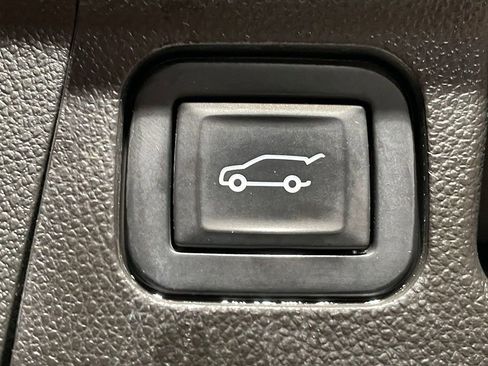 Used 2023 GMC Acadia SLE w/ Driver Convenience Package image 12