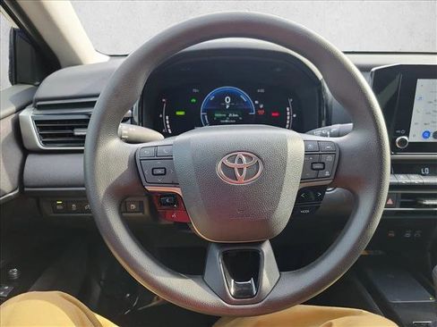 Used 2025 Toyota Camry LE w/ Convenience Package image 19