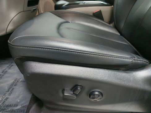 Used 2024 Chrysler Pacifica Touring-L image 29