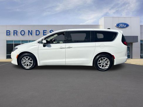 Used 2022 Chrysler Voyager LX FWD image 1