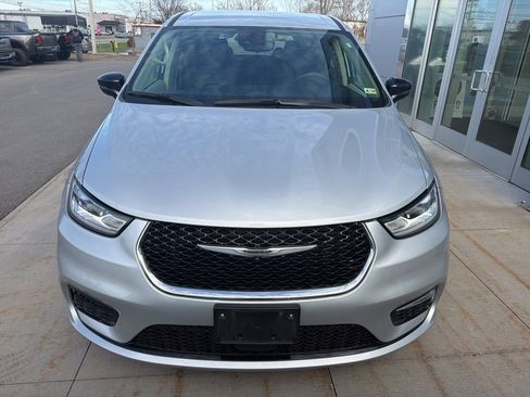 Used 2024 Chrysler Pacifica Touring-L FWD image 6