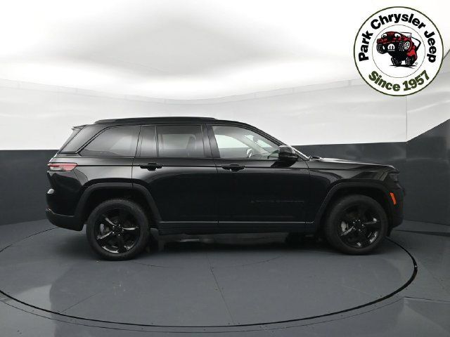 Used 2023 Jeep Grand Cherokee Limited w/ Black Appearance Package AWD/4WD image 6