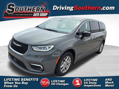 Used 2025 Chrysler Pacifica Select image 1