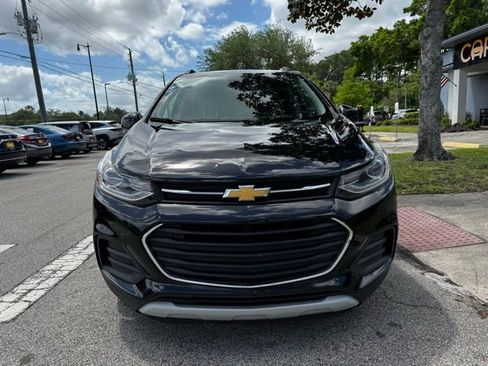 Used 2020 Chevrolet Trax LT w/ LT Convenience Package FWD image 3