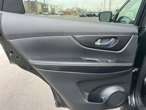 Used 2018 Nissan Rogue SV image 14