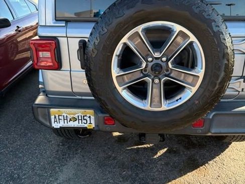 Used 2018 Jeep Wrangler Unlimited Sahara AWD/4WD image 10