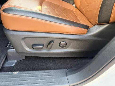 Used 2024 Nissan Pathfinder Platinum FWD image 13