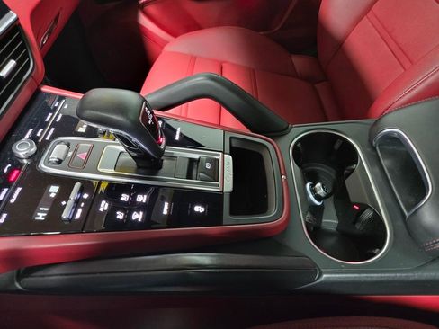 Used 2022 Porsche Cayenne Platinum Edition image 27