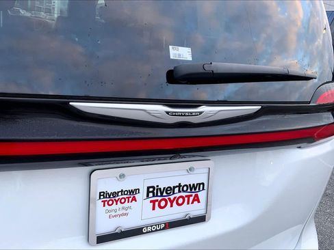 Used 2023 Chrysler Pacifica Touring-L image 29