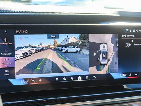 Used 2025 BMW 740i w/ Premium Package image 31