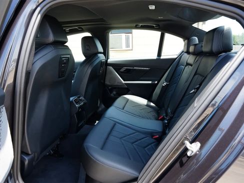 Used 2024 BMW i5 eDrive40i image 19