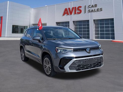 Used 2025 Volkswagen Taos SE FWD image 3