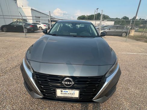 Used 2025 Nissan Altima 2.5 SV FWD image 3