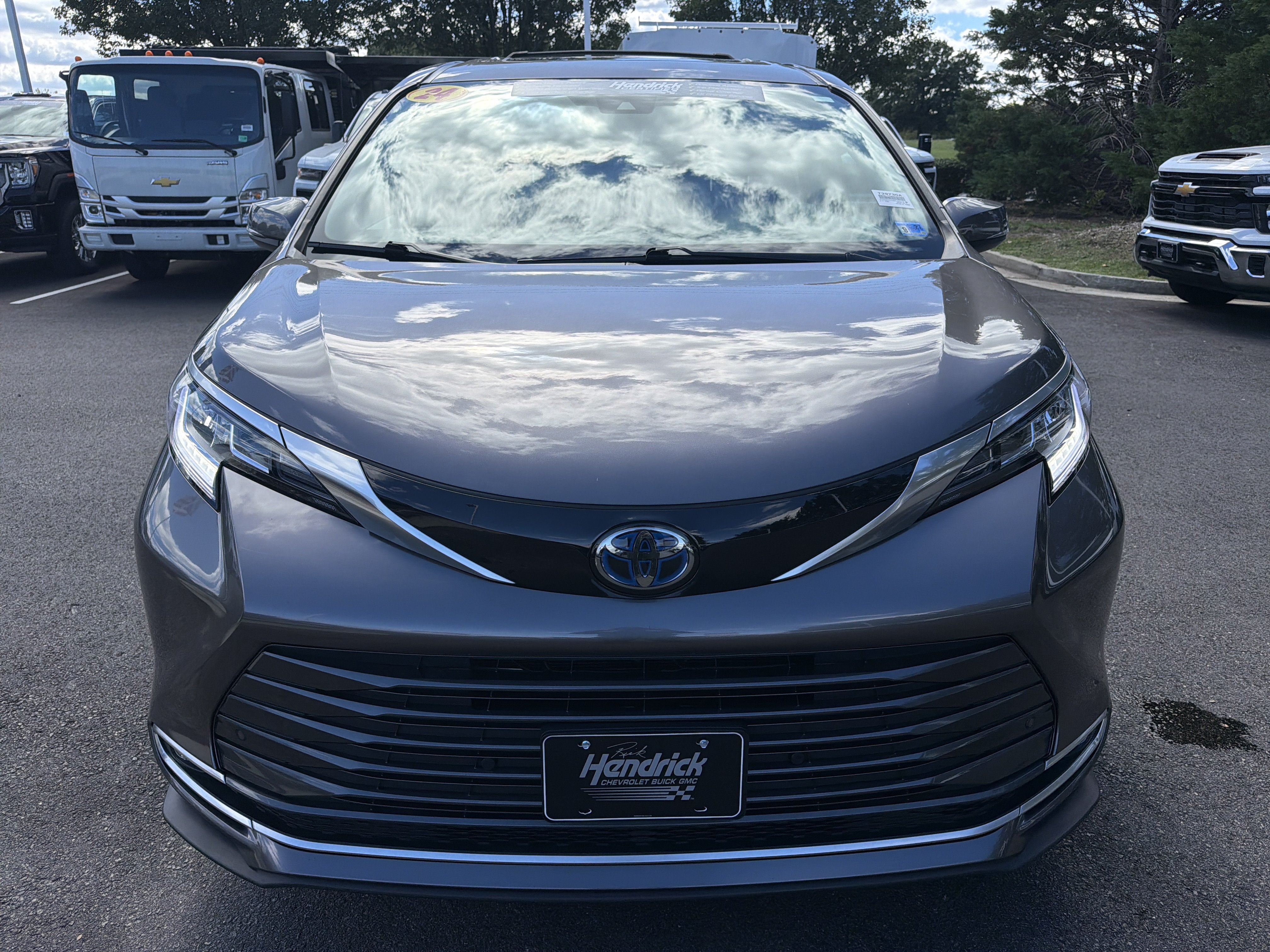 Used 2024 Toyota Sienna Limited AWD/4WD image 3