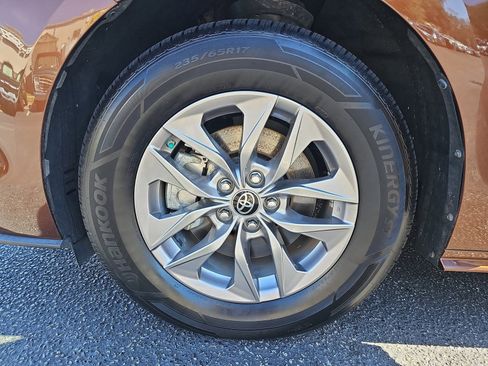 Used 2021 Toyota Sienna XLE image 35